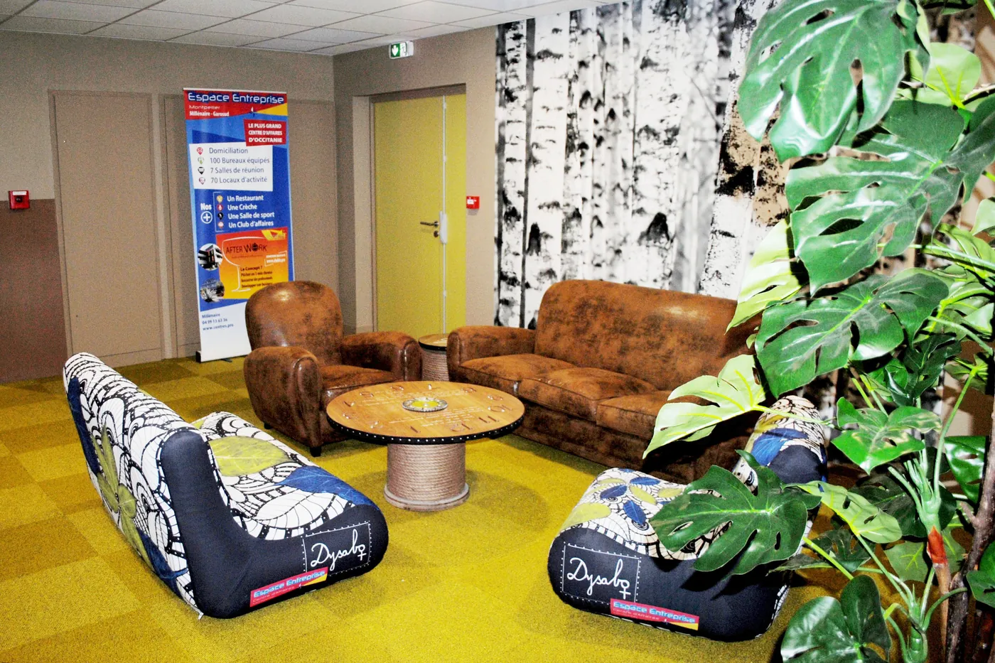 Welcome lounge Welcome lounge with leather club chairs at L'Espace Entreprise Montpellier